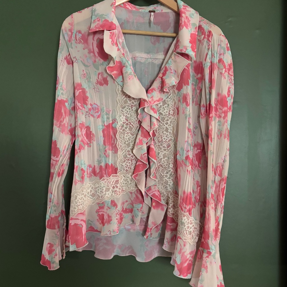 FREE PEOPLE Pink Floral Lace Ruffle Blouse medium boho top ruffles & lace fall